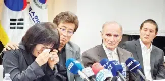 “경찰이 핏자국 등 사건현장 훼손·증거 파괴” - 숨진 양용씨의 어머니 양명숙(왼쪽부터)씨가 아버지 양민씨, 로버트 쉬헨 변호사, 쌍둥이 형 양인씨와 함께 9일 LA 한인회에서 회견 도중 울음을 터뜨리고 있다.