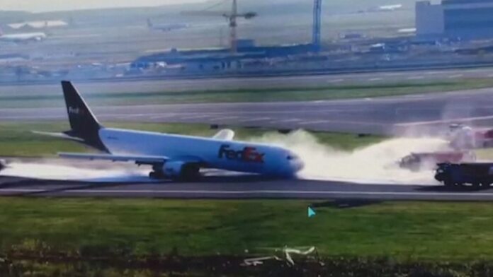8일 이스탄불 국제공항에 동체착륙하는 페덱스의 보잉767 화물기.
