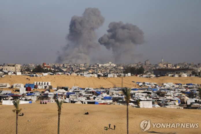 가자지구 최남단 도시 라파에서 이스라엘군의 공습으로 검은 연기와 불꽃이 치솟고 있다.