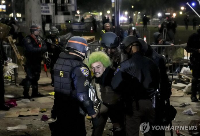 2일(현지시간) 미 UCLA에서 경찰이 친팔레스타인 시위대를 해산시키고 시위자들을 체포하고 있다.