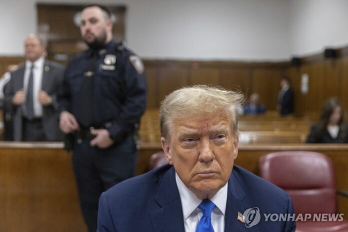재판정에 앉아 있는 트럼프 전 대통령