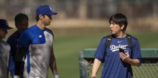 MLB 오타니 통역의 배신·도박 스캔들, TV 시리즈로 나온다 - 통역사와 대화 중인 슈퍼스타 오타니