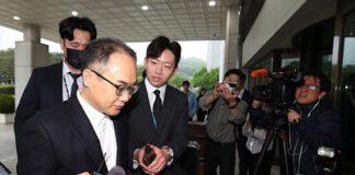 구 대검찰청으로 출근하며 취재진의 질문에 답한 뒤 이동하고 있다.