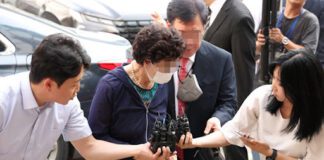 동 의정부지방법원에서 통장 잔고증명 위조 등 혐의 관련 항소심 재판을 위해 법정으로 이동하고 있다