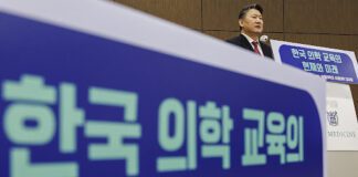 김창수 전국 의과대학 교수협의회(전의교협) 회장이 4일(한국시간) 오후 서울대학교 의과대학 대강당에서 전국 의과대학 교수협의회 주최로 열린 ‘한국 의학 교육의 현재와 미래’ 세미나 종료 뒤 열린 기자회견에서 성명서를 낭독하고 있다