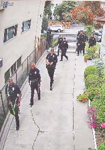“경찰이 핏자국 등 사건현장 훼손·증거 파괴” - 아래쪽은 사건 당시 총을 든 경관 9명이 아파트에 진입하는 CCTV 장면.