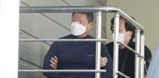 韓, 생방송 유튜버 살해한 50대, “겁만 주려 했다” 우발적 범행 주장 - (부산=연합뉴스) 9일 오후 부산 연제경찰서에서 이날 오전 부산법조타운 인근에서 유튜버를 살해한 혐의를 받는 용의자 A씨가 압송되고 있다.