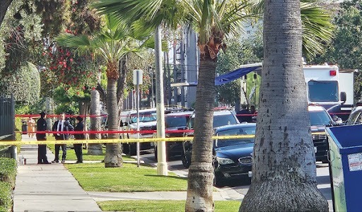 경찰에 의한 한인 정신질환자 총격 사망 사건이 발생한 LA 한인타운 아파트 앞에 경찰이 조사를 벌이고 있다. [황의경 기자]