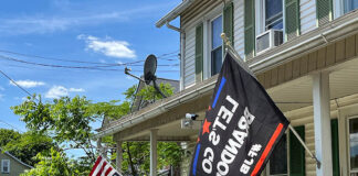뿔난 트럼프 지지자들, ‘거꾸로 성조기’ 달고 배심원 신상털어