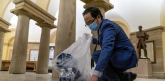 상원 첫 관문 넘은 앤디김…의회폭동때 홀로 쓰레기 치운 ‘공복’