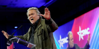 법원, 징역 4개월 ‘트럼프책사’ 배넌에 “7월1일부터 복역하라”